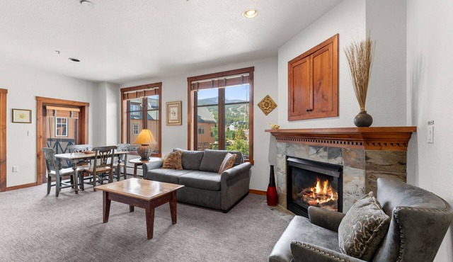 Downtown Breckenridge, Outdoor Pool and Hot Tubs w/a Mountain View!