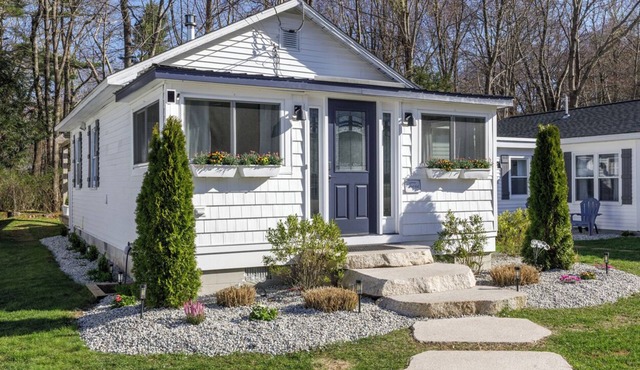Downtown Cottage Retreat, Steps to Beach, Dining & Shops. Sleeps 4! in Ogunquit