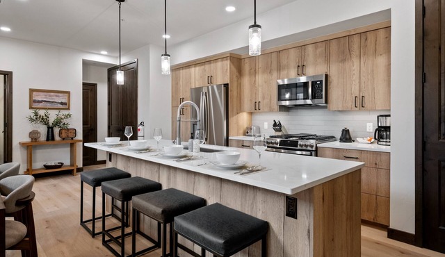Downtown WP Penthouse 221 I Private Hot Tub I Great Views I Triple Bunk I Discounted Attractions