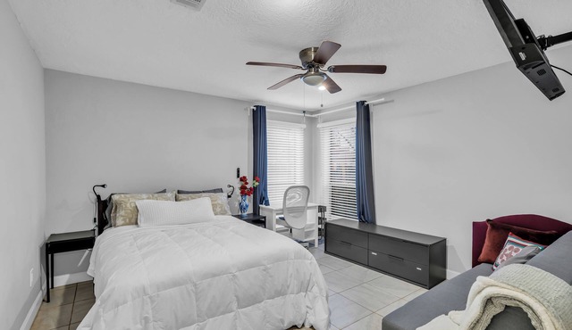 Dream Home!Bright & Spacious 2 Bedroom Bungalow-Garage-Huge Park-Medical Centers in Houston