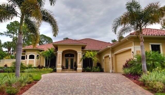 Dream villa under palm trees on two hectares of land with saltwater pool in Naples