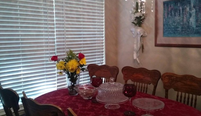 Duplex by state parks, crystal beaches,vortex springs w/a dance floor & trails in Baker
