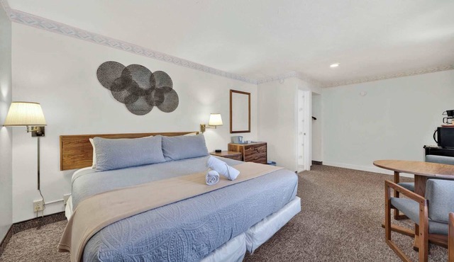 Eagle Motel Suite 100