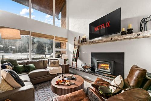 Eagle-Vail Retreat Golf Course Views Sleeps 13