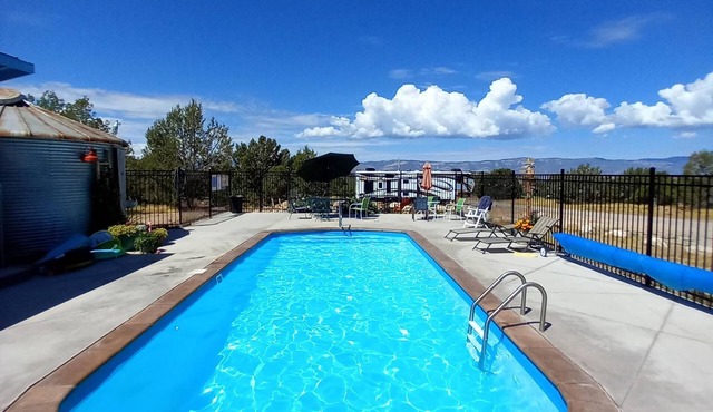 Enjoy High Desert Charm in this Cozy Studio w/Balcony -Pool-Snowmobiling-Hiking in Spring City