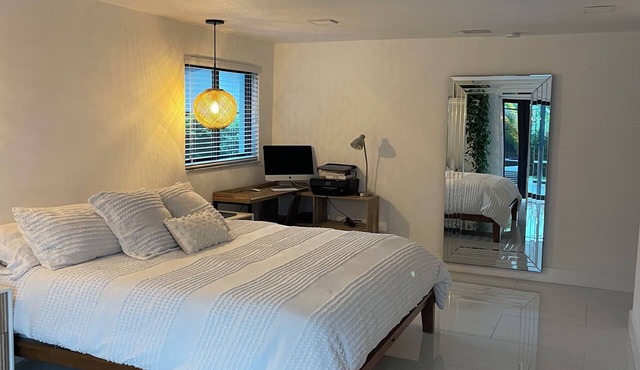 Entertaining & Modern home, Champagne Spa & Gazebo in Hialeah