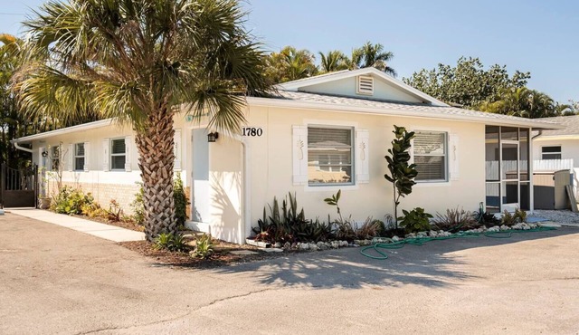 Entire Duplex: Prime Location & 4 Beach Cruisers in Naples