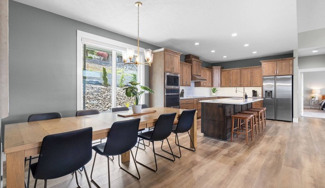 Epic river views, Newly built upscale modern home, Game room in Lewiston