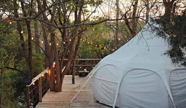 ★Escape & Relax ~ Breathtaking Creekside Getaway with Outdoor Tub★ in Georgetown