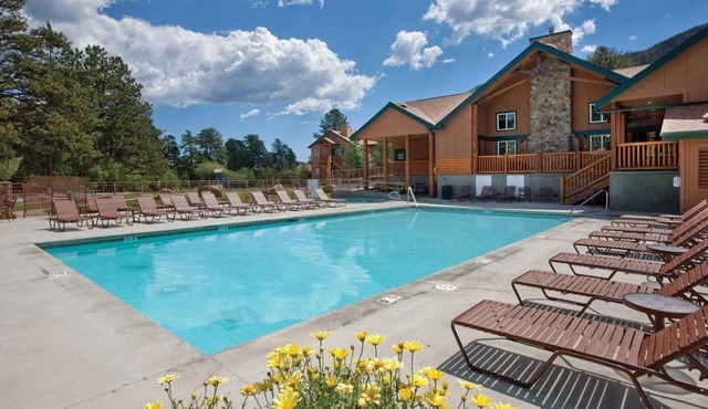 Estes Park | Estes Park Lodge Stay | Hot Tub & Fireplace | 2BR