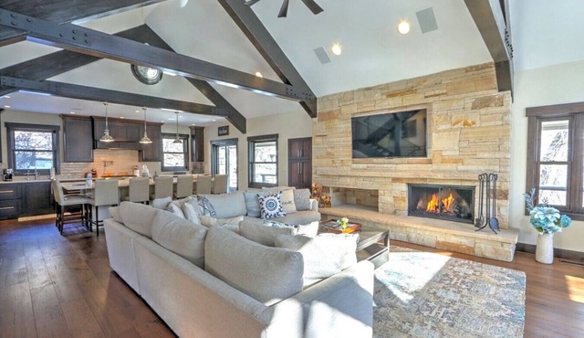 Exceptional MTN Retreat w/Hot Tub, Near Skiing!