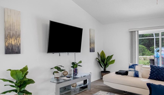 *EXCLUSIVE 3-bedroom w/heated private pool* in Palm Coast