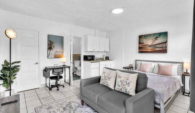 Executive Studio @ Hollywood Blvd & Near Beach