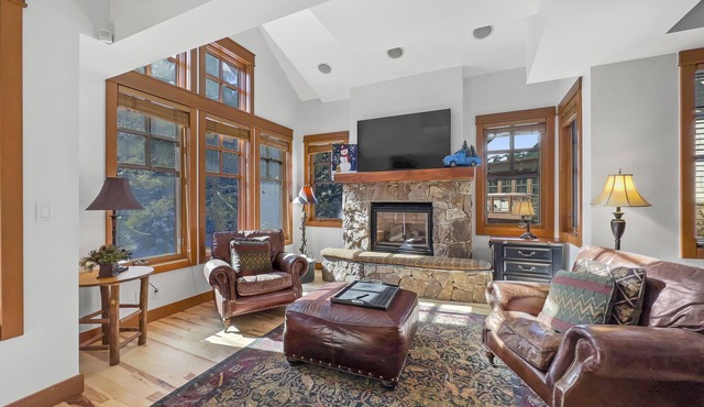 Executive Town Home, Short Walk to Lifts, Ski In, Extra Bedding 164D