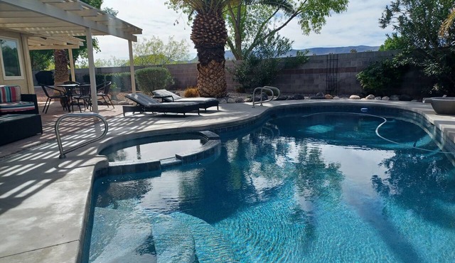 Expansive PRIVATE Mtn View! Pets Welcome! Pool Spa, Firepit BBQ 15 mn Strip in Henderson