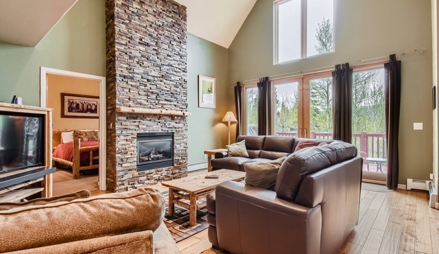 Expansive townhome, Private hot tub, Great Location, 42BC