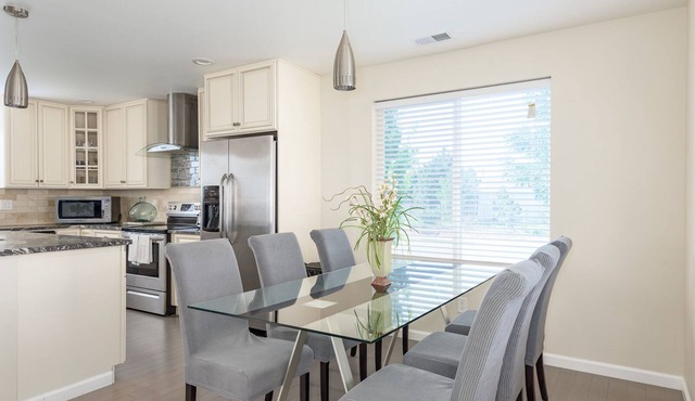 EXPLORE CO-Perfect for fams/groups. Close to DIA.