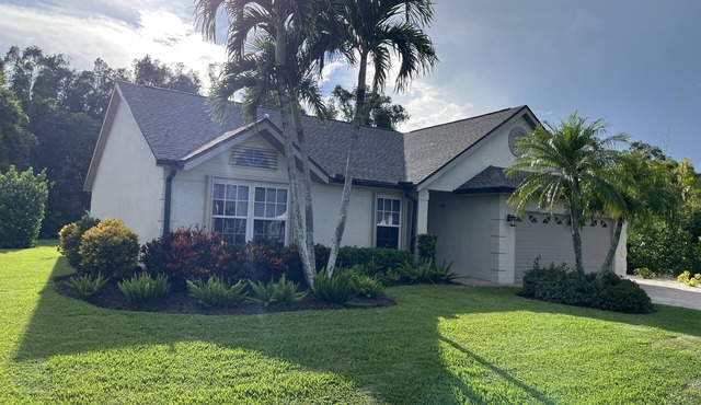 Fabulous home w/new pool & spa. Minutes to golf, shop, dine, and fun-in-sun. in Estero