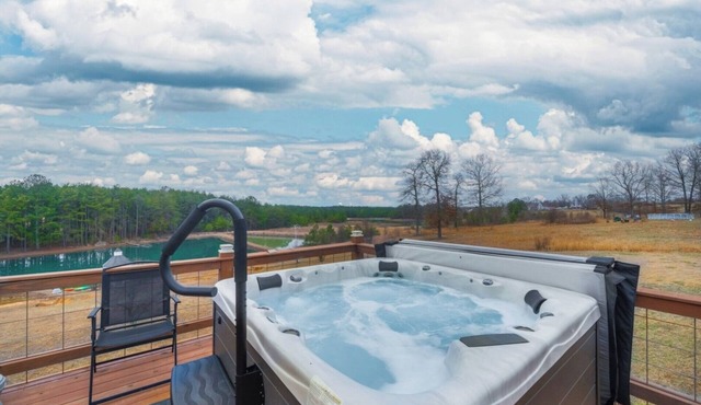 Fall Foliage Retreat: Kayaks, Hot Tub, and Pond Deck in Jackson County