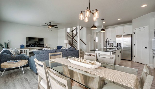 Family-friendly Townhome ~ 2 Mi to Windsor Lake!
