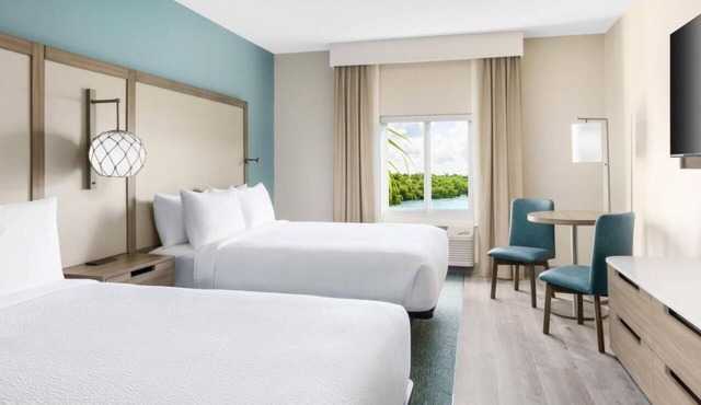 Fantastic View! 2 Relaxing Rooms, Free Breakfast, Outdoor Pool, Pets Allowed! in Marathon