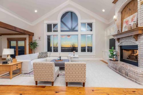 Farmington Oasis-Views Space & Comfort