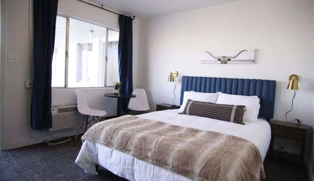 Fillmore Lodge: Cute Queen Room at Special Rate!