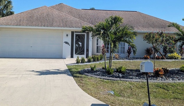 Fly South Florida-near beaches, fishing, boating, shops. Private heated pool.