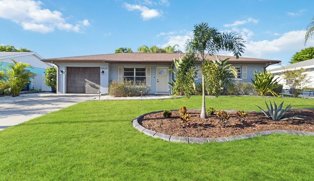 FOX's Hidden Oasis 2 BR Pool Home 3 miles to AMI beaches in Bradenton