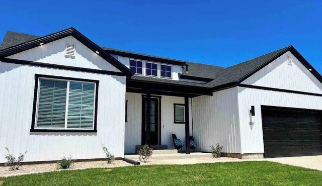 Full pickleball court, kings beds, HUGE clean home