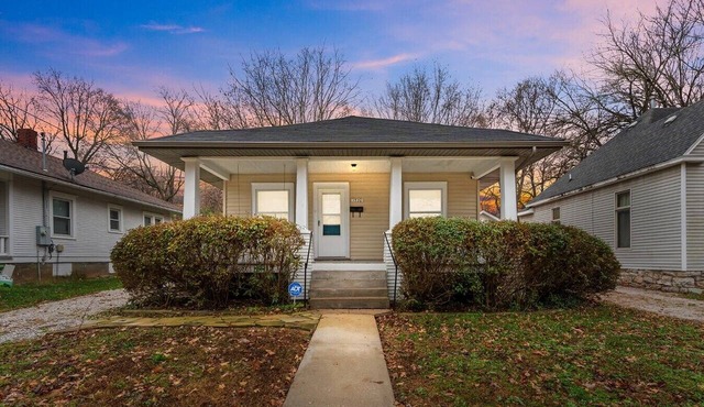 Fully Fenced Yard, Dogs Welcome, Near MSU and Cox South in Springfield