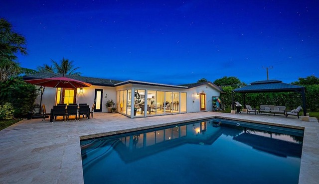 Fully Remodeled, Huge Backyard, Pet-Friendly, Pool in Palm Beach Gardens