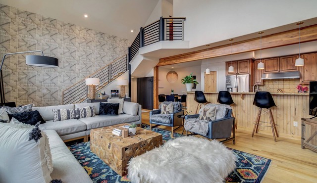 Fun Family Jaunt to Modern Chalet Chef's Kitchen Hot Tub AC EV