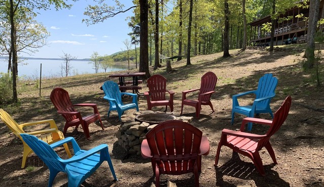 Get away from EVERYTHING! Secluded from the world. 300ft Water Front Log Cabin. in Quitman