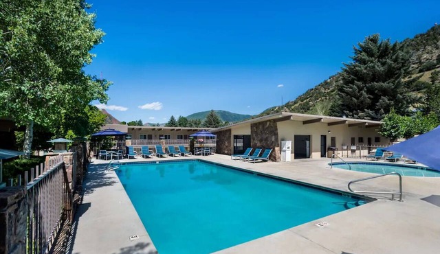 Glenwood Retreat w/Spa, Pool & Hot Tub | Near Hiking Trails | Free Breakfast