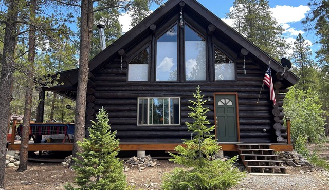 Gorgeous 1-bedroom plus loft cabin in historic Leadville perfect for a getaway!