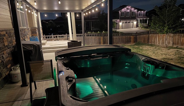 Gorgeous 5-bedroom house with AC and hot tub by Gaylord Resort and DIA