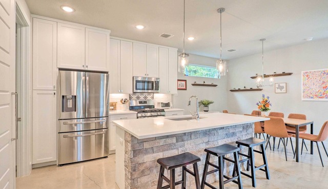 Gorgeous Georgetown Home, Walk to the Square! in Georgetown