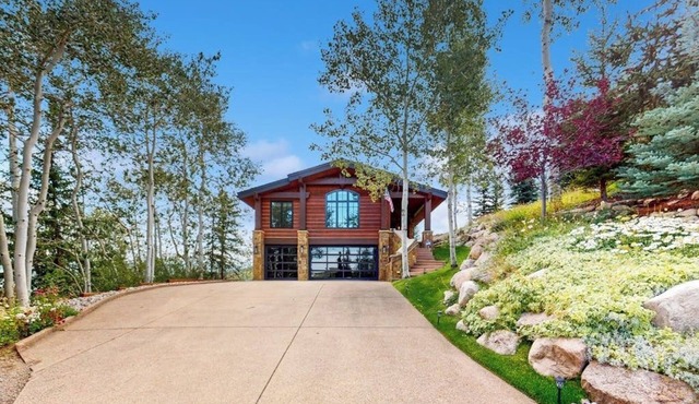 Gorgeous mountain mansion with amazing views & pool table - close to the slopes