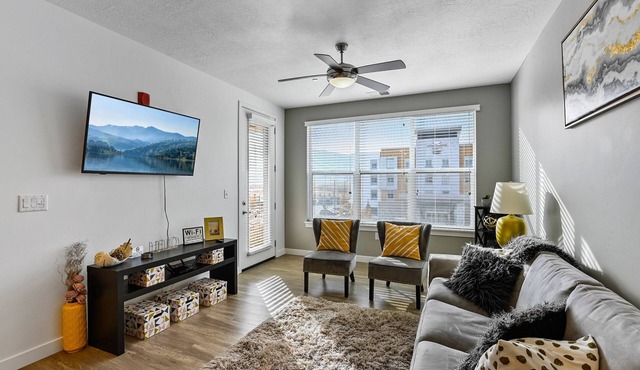 Gorgeous Stay-Stocked Kitchen-HotTub-Gym-Wifi