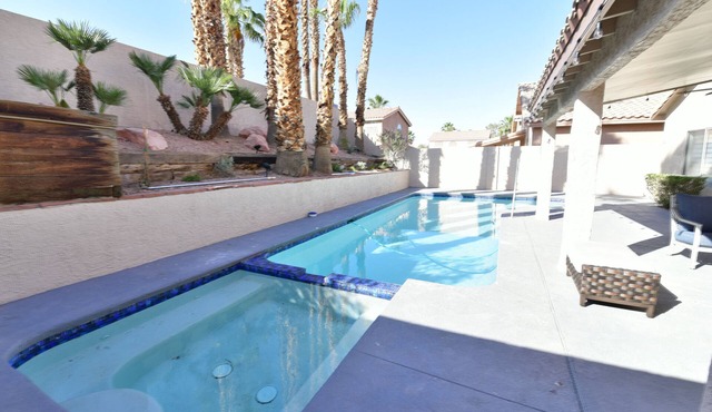 Gorgeously Remodeled home, Outdoor Oasis w/Pool/Hot tub, 10min from Strip in Henderson