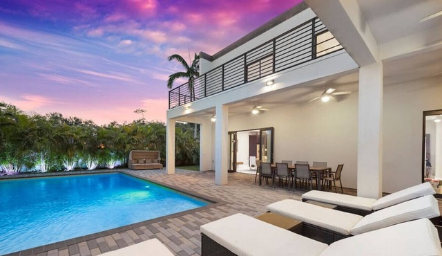 Granada (Short-Term) · Lux Modern Mansion + Heated Pool in Miami