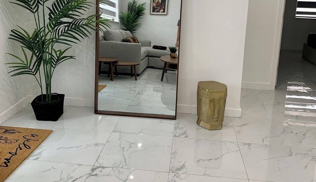 Great home to relax from shopping and enjoy suntanning! 5 minutes from airport. in Miami