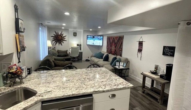 Guest Favorite, 5 Star Cozy 1-bedroom corporate apartment in perfect West Jordan