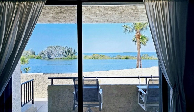 Gulf view 2-bed 2-bath condo in Hudson, 40 minutes outside Tampa, beach access in Hudson