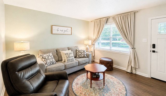 Hailey's Retreat- 3/2 Cozy & Spacious Home + Sunroom- 6 min to Downtown Dothan!