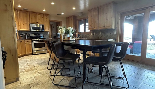Heated Pool.Panoramic Views 4 Bed 2.5 Ba Central Location