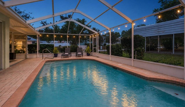 Heated Pool Retreat~10 min to Weeki Wachi~Sleeps 8 in Spring Hill