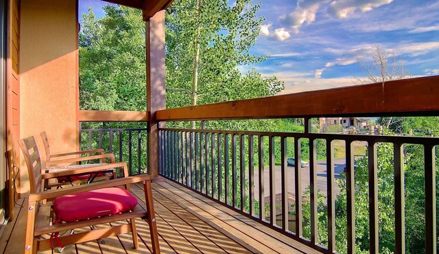Hike Out/Walk In w/Unforgettable Views-Hot Tub-Garage-Grill-Deck-W/D in Unit-Fireplace-Updated/Quiet