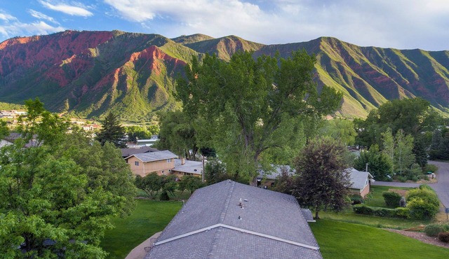 Home movie theater and perfect backyard! 2 minutes from Hot Springs!